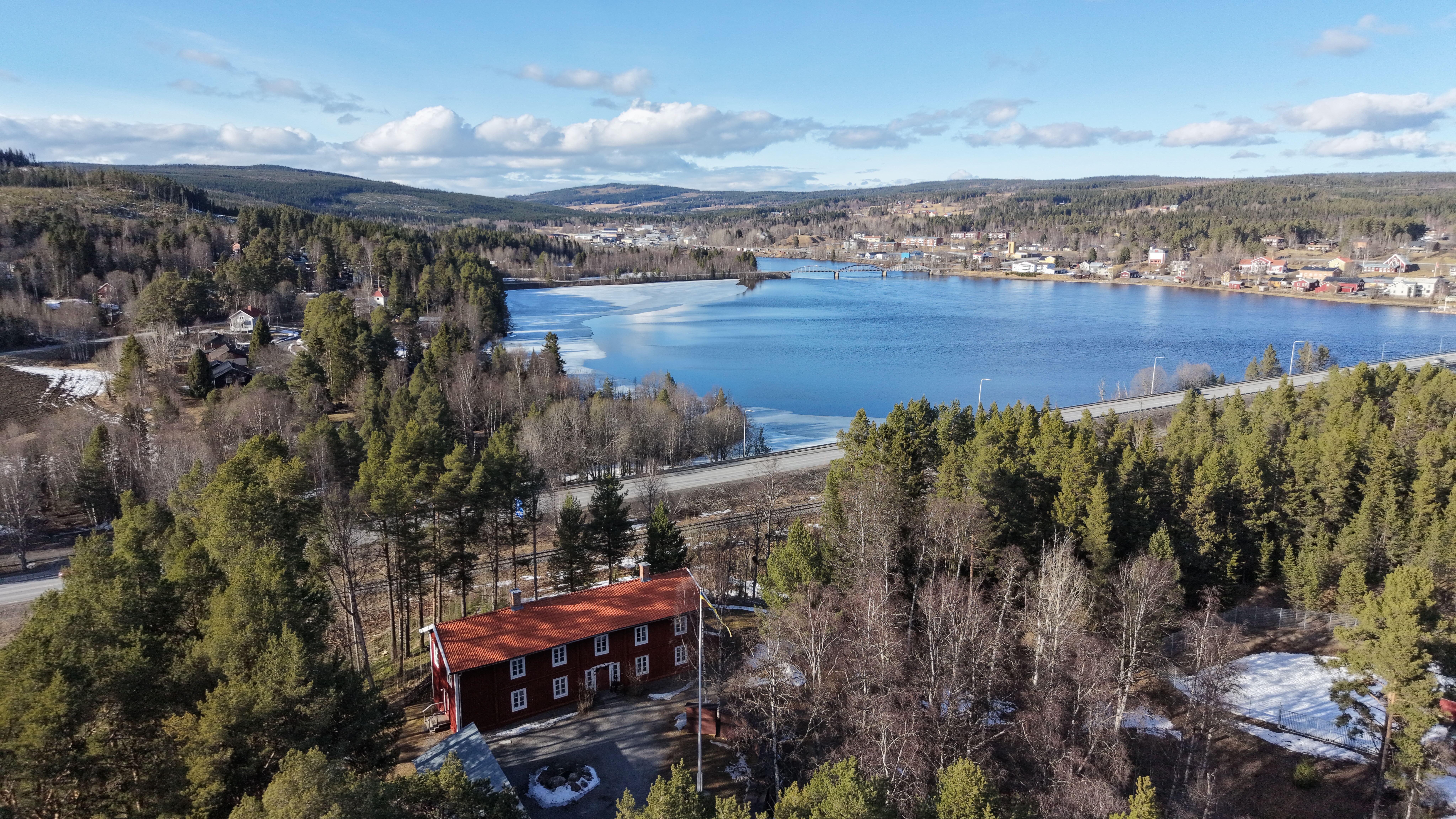 Tossögården från ovan med Indalsälven och Järpens samhälle i bakgrunden