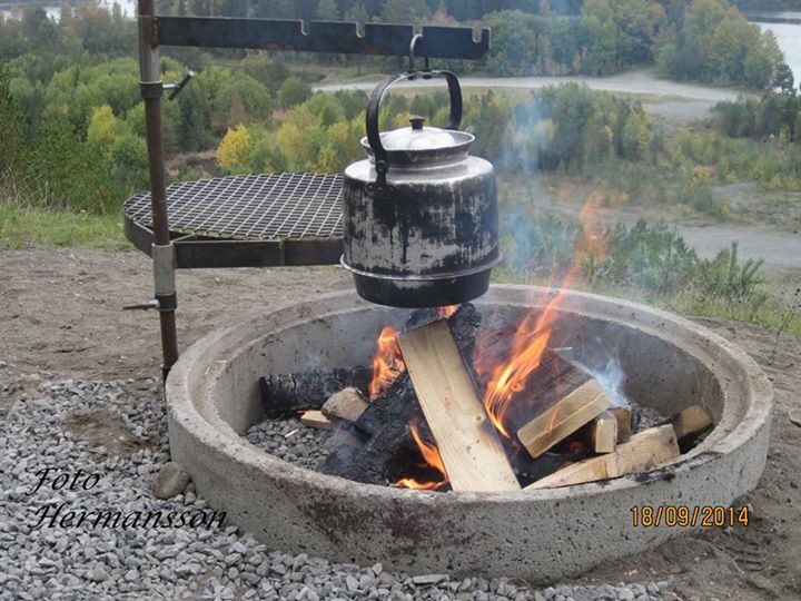 Kaffepanna över öppen eld vid vindskyddet på Tossöknippen