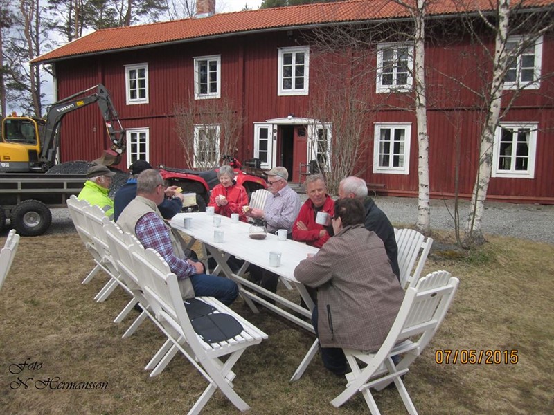Fikapaus vid långbord utanför Tossögården under en arbetsdag