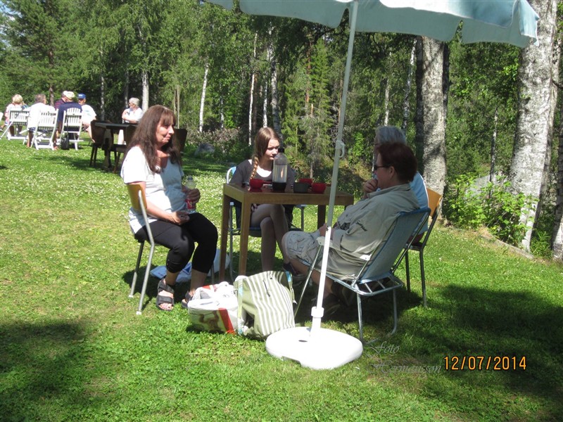 Gäster vid Tossögårdens sommarcafé