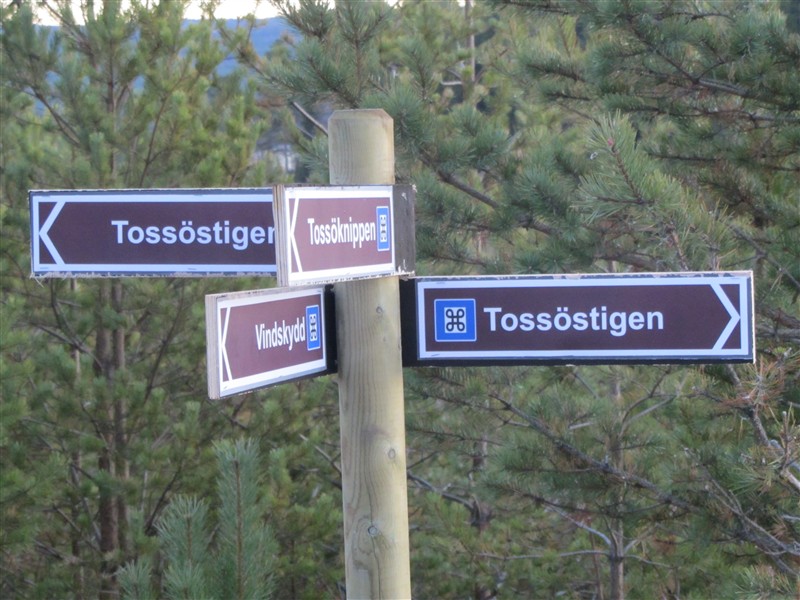 Vägvisare till Tossöstigen och Trädgården på Tossön